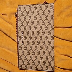Michael Kors Large Zip Clutch Signature Wristlet